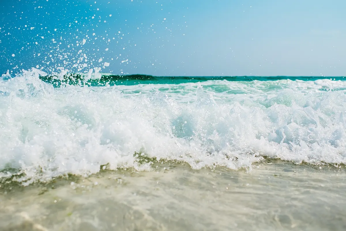 Coastal vs Inland Winds: Why Your Seaside Town Feels Much Windier